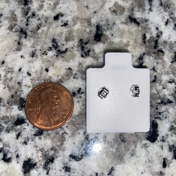 Emerald Green CZ 3mm 925 Sterling Silver Stud Earrings - Picture 2 of 2